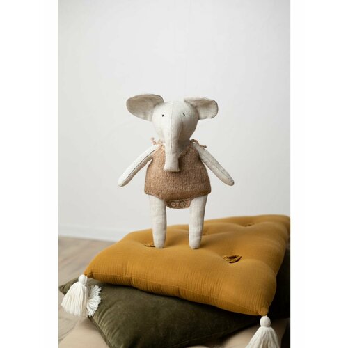 Льняной слоник в вязаном ромпере