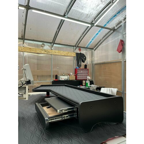 Стол-полка для грузовика на торпедо Черная экокожа Соты ящикстолик выдвижной 9291₽