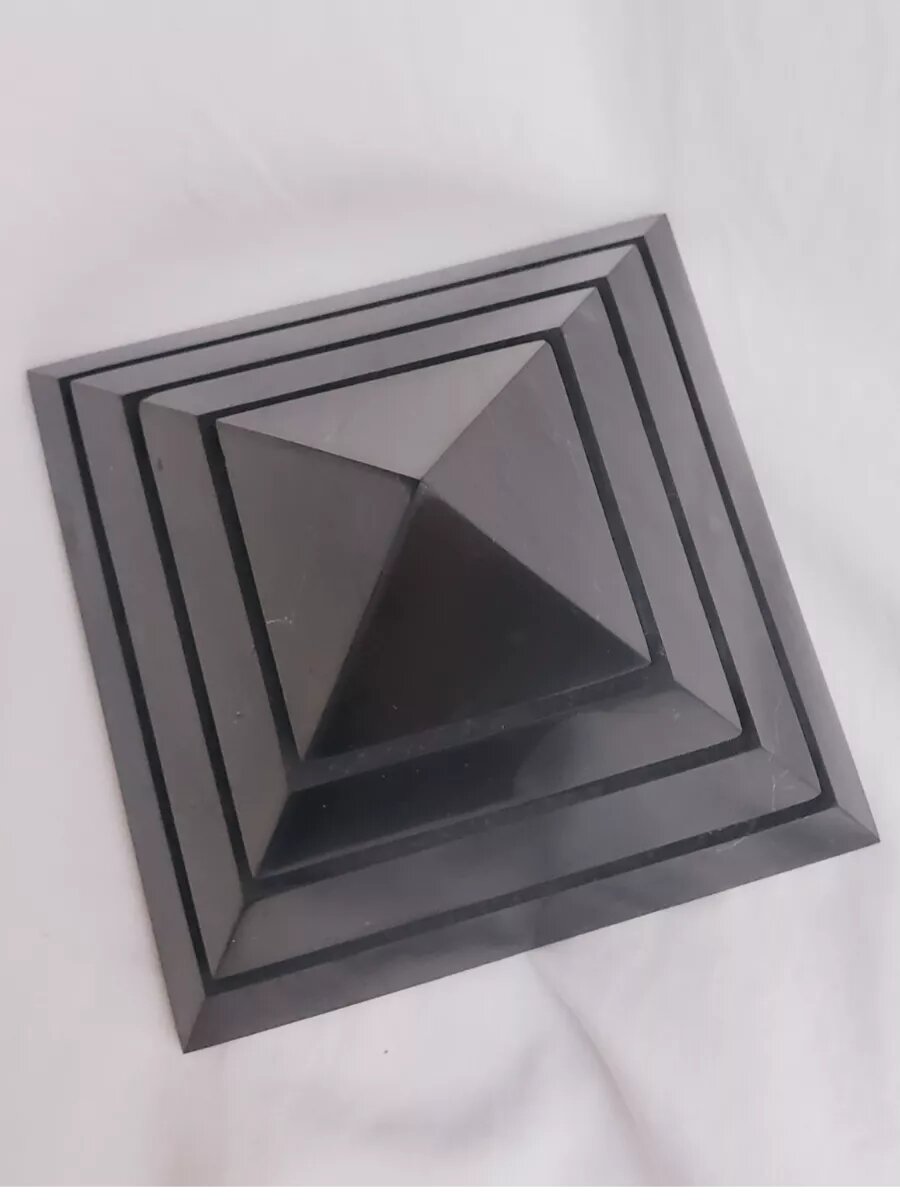 Пирамида Саккара из натурального камня Шунгит 10 см