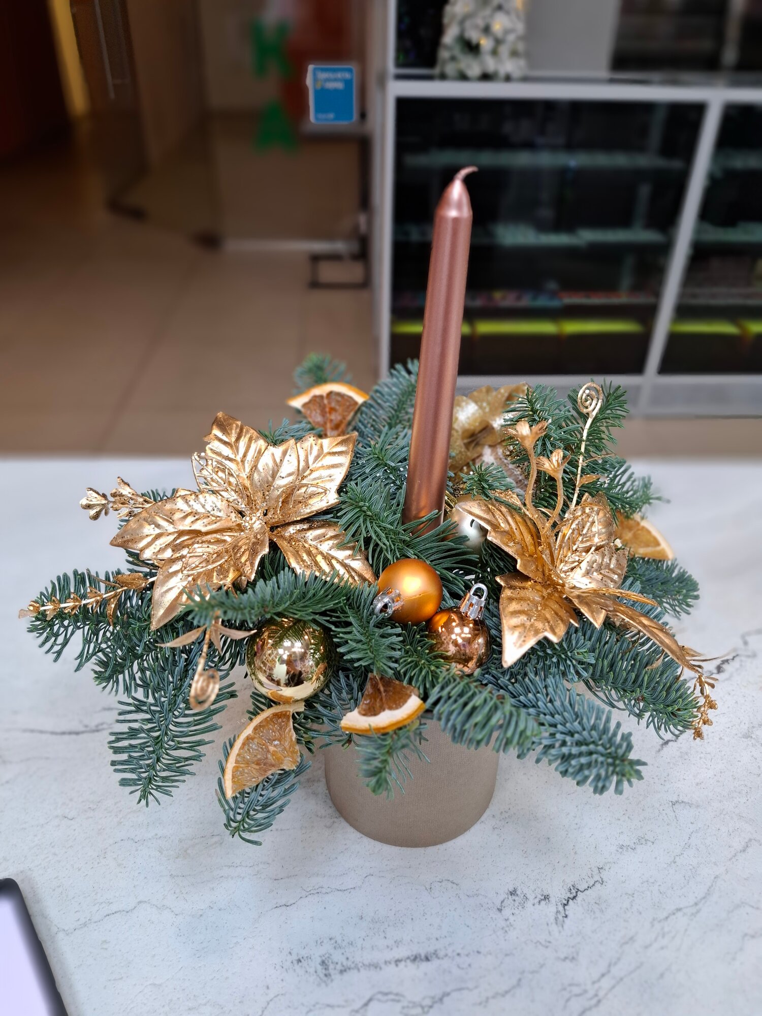 Новый год. Композиция зимняя из нобилиса в шляпной коробочке