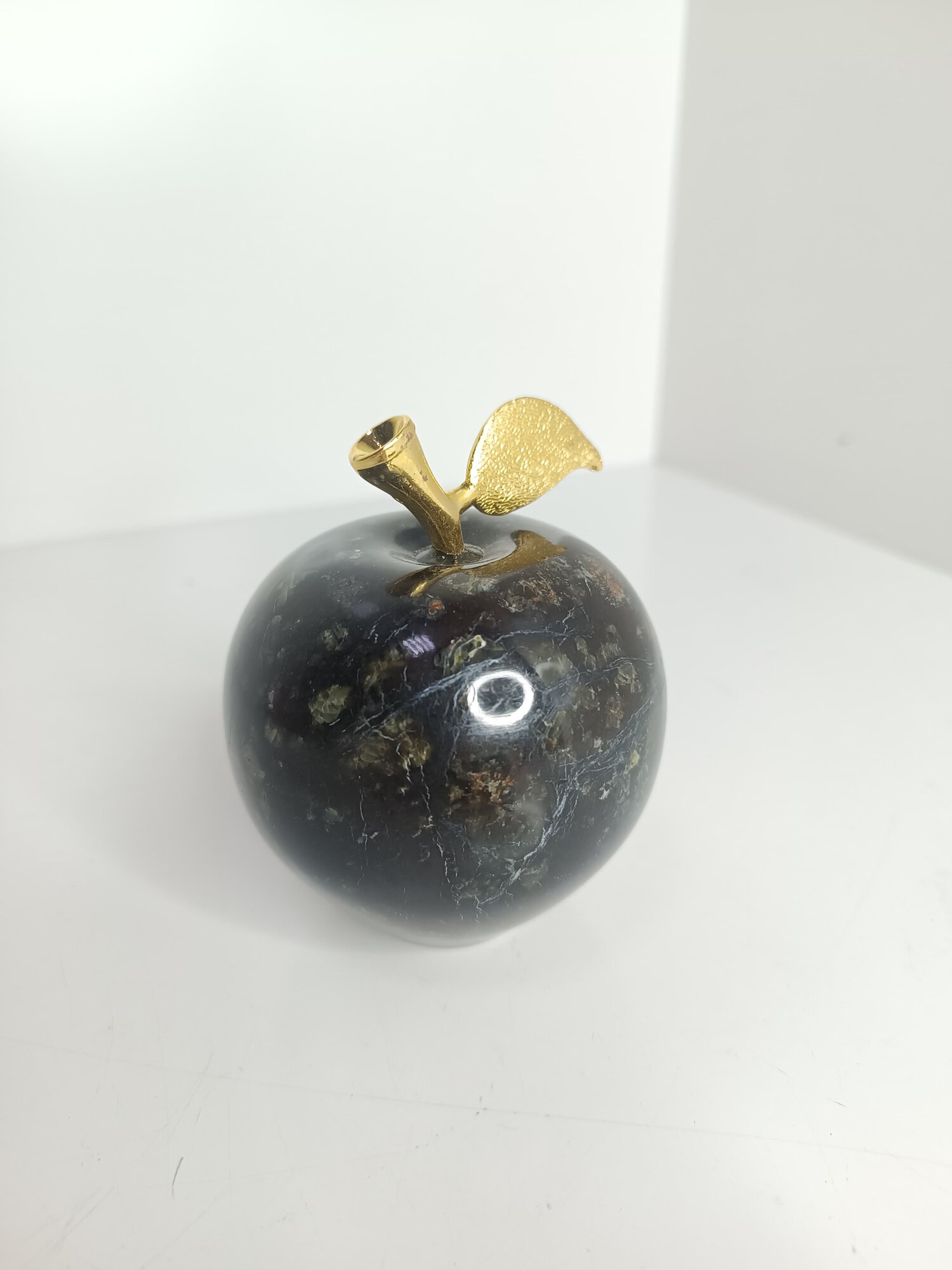Фигура "Яблоко" в цвете черный гранит от производителя Present61 — фото 1