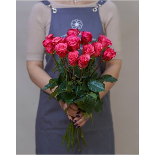 Букет живых цветов из 15шт темно розовых Эквадорских роз 50см под ленту