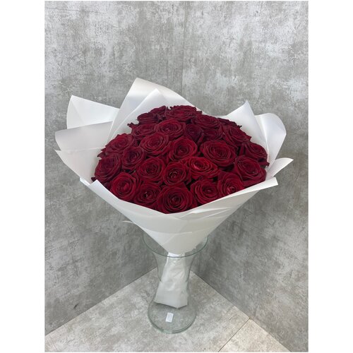 35 красных роз в дизайнерской упаковке с атласной лентой