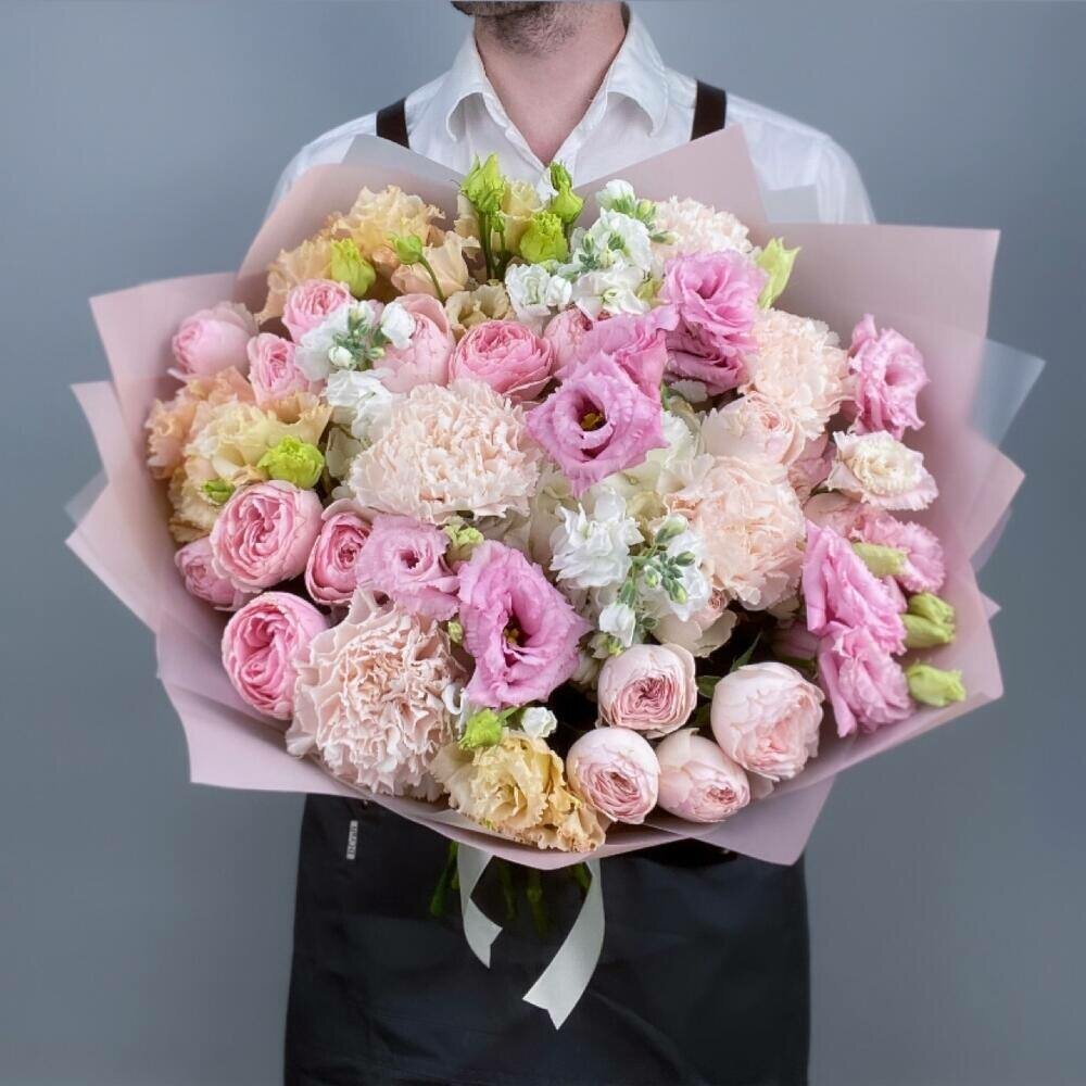 Авторский букет с нежными розами, махровой эустомой и ароматной маттиолой, цветочный магазин Wow Flora