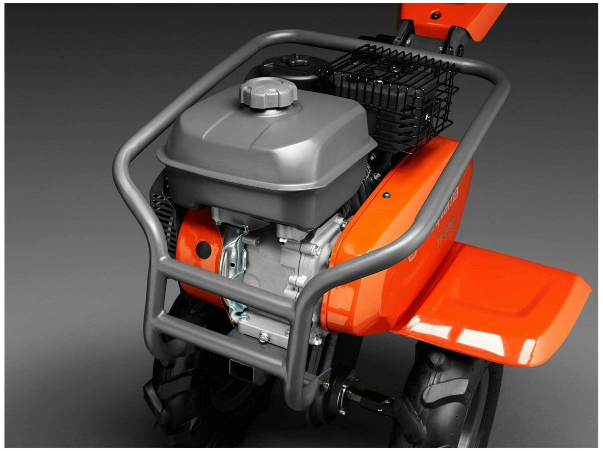 Культиватор Husqvarna TF 338 (212 см³, ном. 3.6 кВт, 2 вперед+реверс, 8 фрез, ширина обработки 95 см, пневмоколёса в комплекте) - фотография № 8