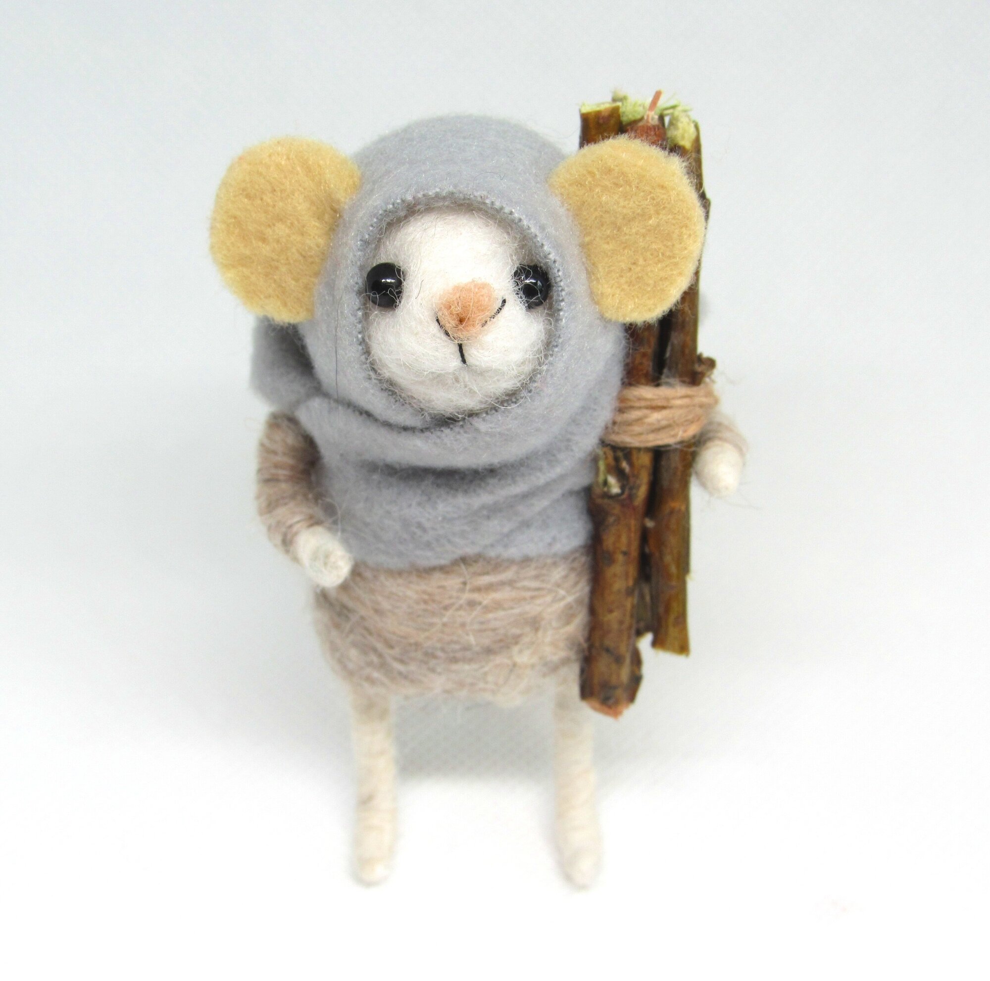 Игрушка войлочная Мышка с дровами Ручная работа