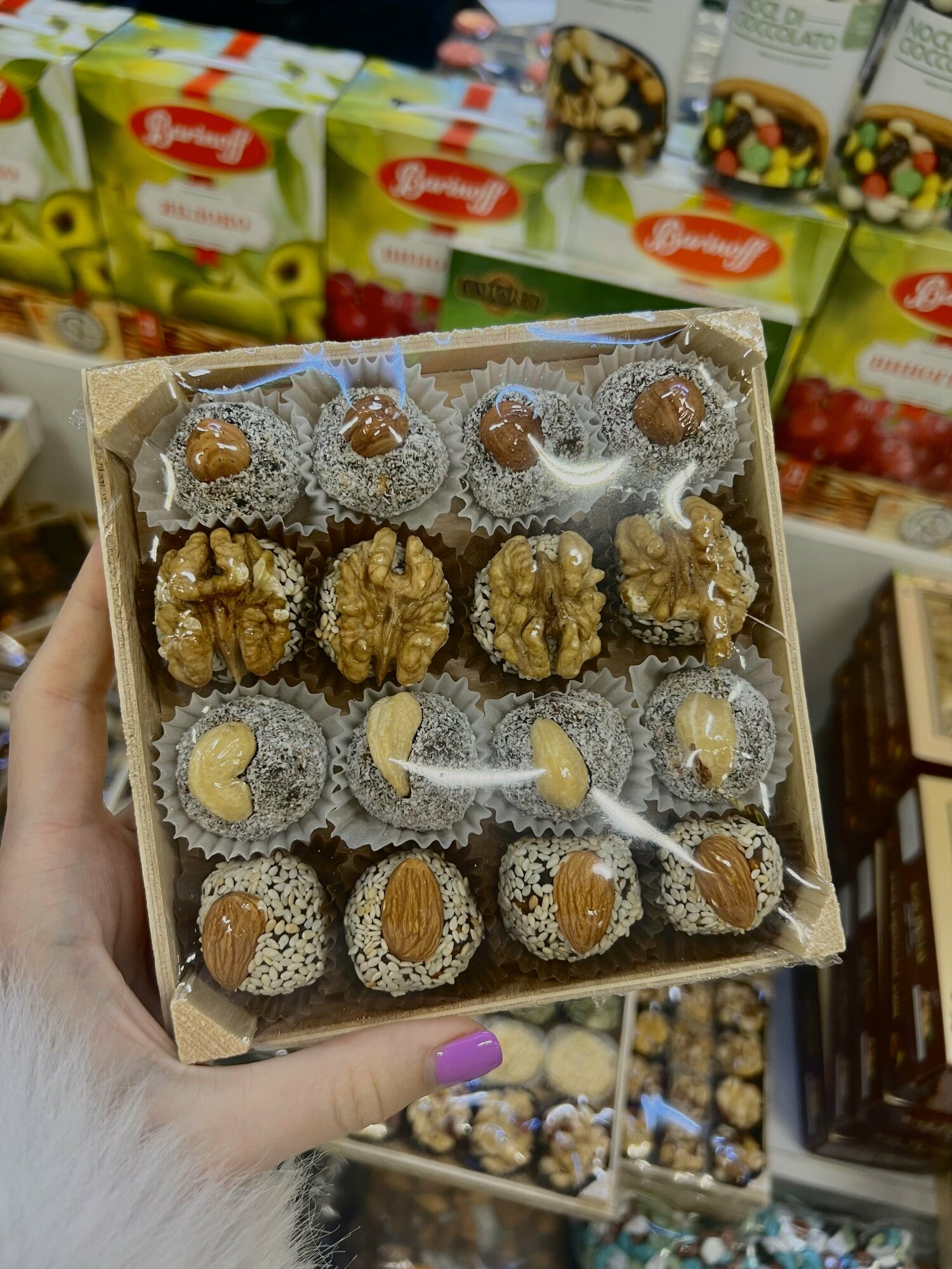 Подарочный набор из орехов и сухофруктов снэки в деревянной упаковке, 250г
