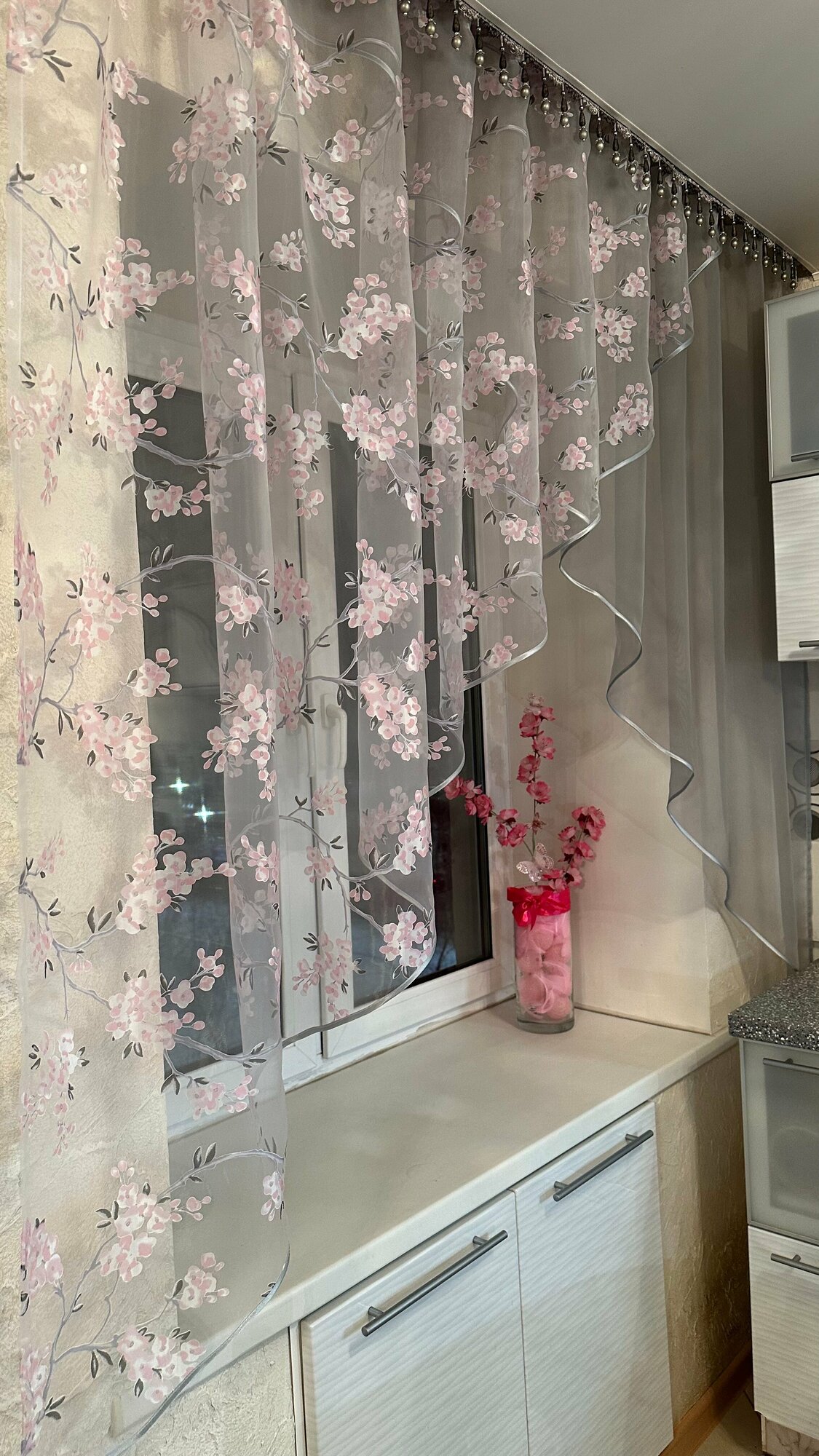 Кухонная шторка сакура розовая с серым, ширина 3м, высота 1,7м