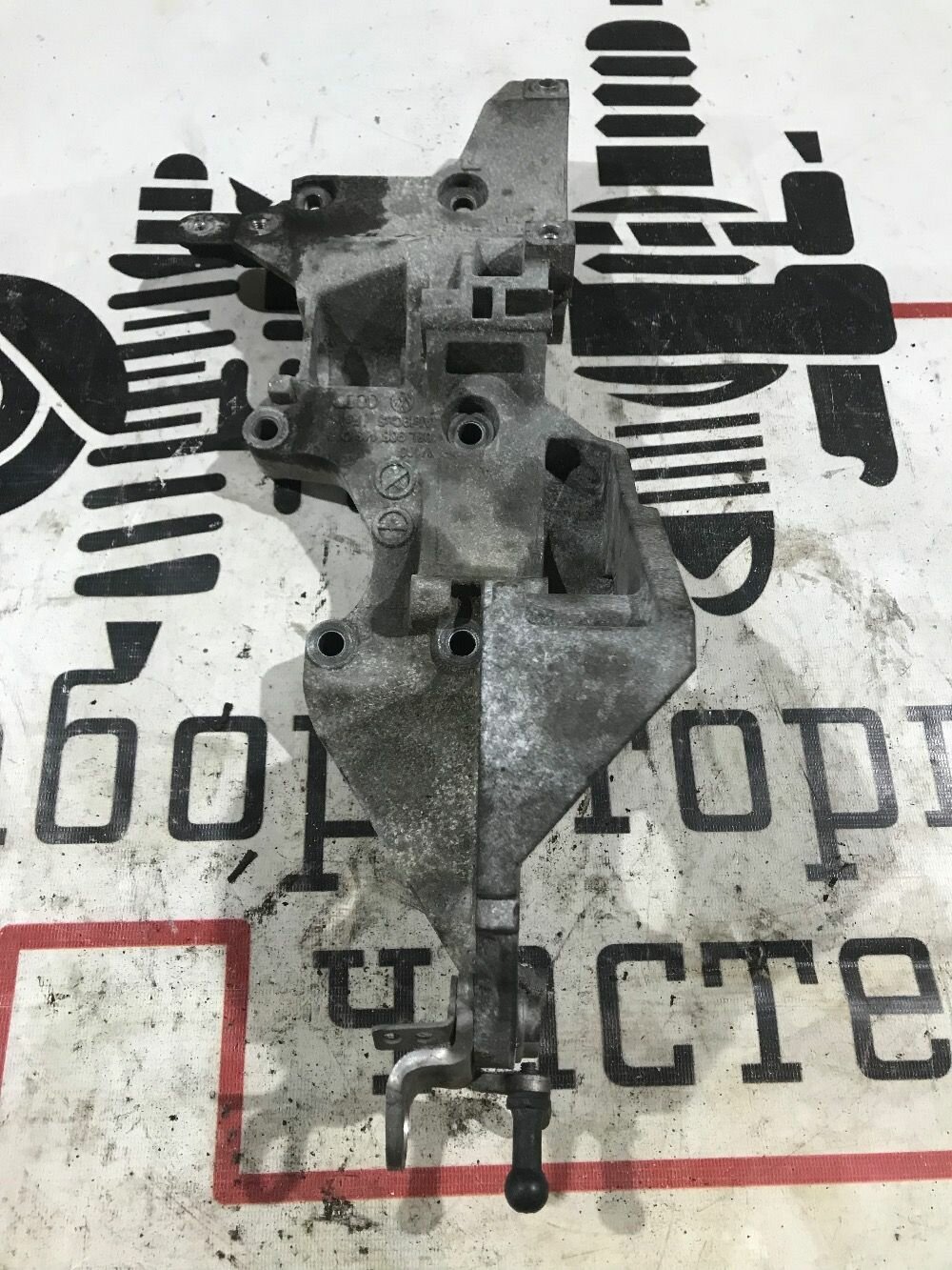 Кронштейн генератора Skoda Octavia II рестайлинг (2008—2013) 03L903139Q