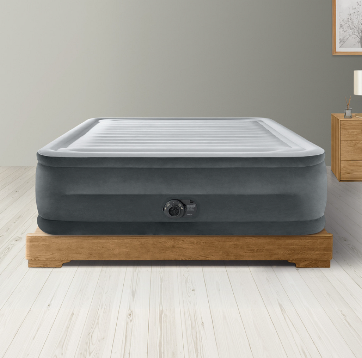 Надувная кровать двуспальная с насосом 64418 Dura-Beam Deluxe Comfort-Plush 152х203х56 см