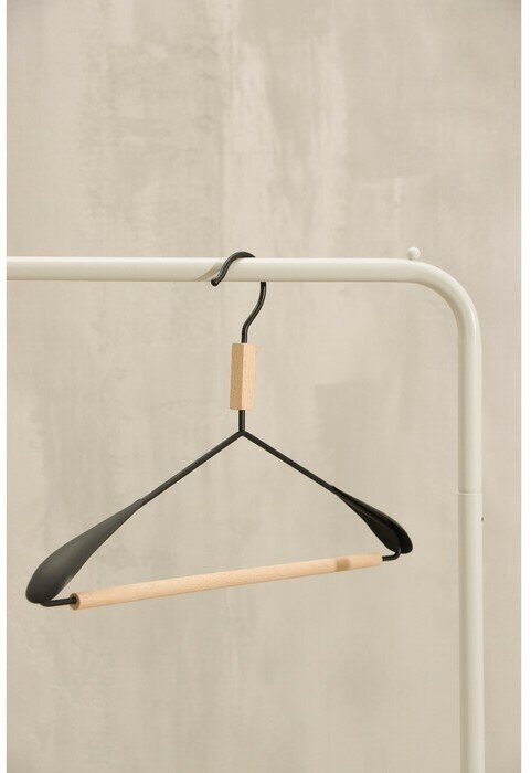Вешалка-плечики для одежды с усиленными плечиками 42х22х3,2 см "Wood" цвет чёрный - фотография № 10