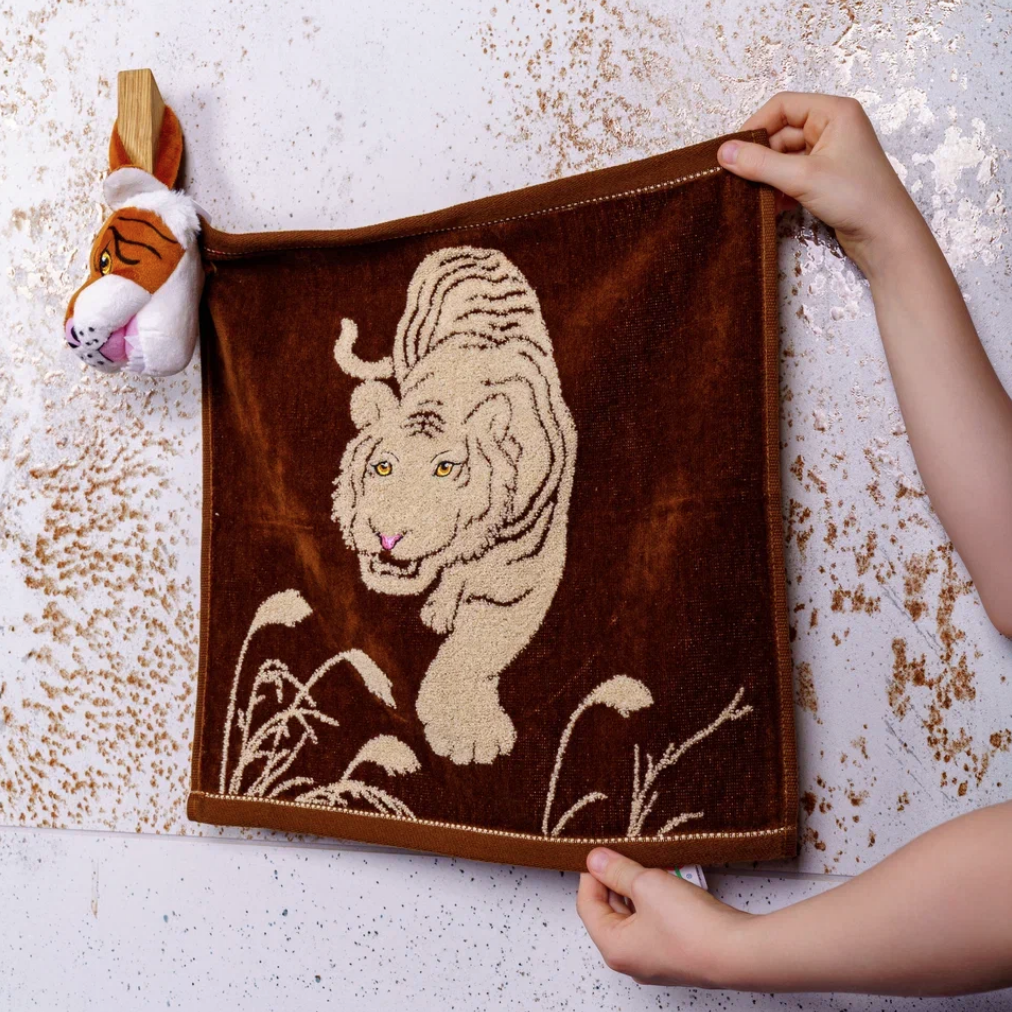 фото Детское полотенце для рук и лица с игрушкой тигр коричневое