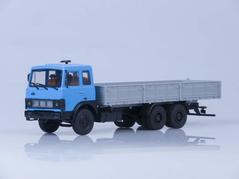 Масштабная модель МАЗ-6303 бортовой (голубой/серый) /откидывающаяся кабина/, масштаб 1/43