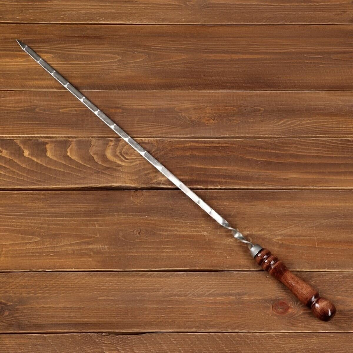 Шампур с деревянной ручкой, рабочая длина - 50 см, ширина - 10 мм, толщина - 3 мм с узором