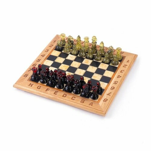 Небольшая янтарная доска из дерева для шахмат с фигурами в комплекте