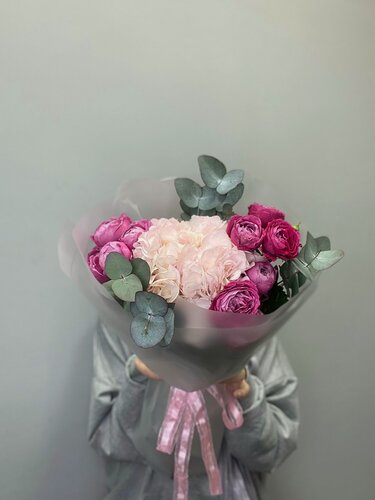 Изображение товара Букет живых цветов NURA FLOWERS, гортензия 1, розы эквадор 2, на стеблях, сборный, высота 50 см, 3 шт.