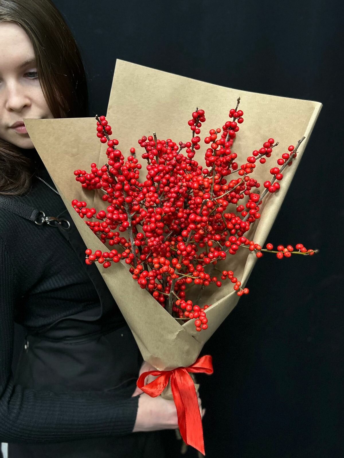 Интерьерные ветки красного илекса (9 шт 50 см) в крафтовой бумаге