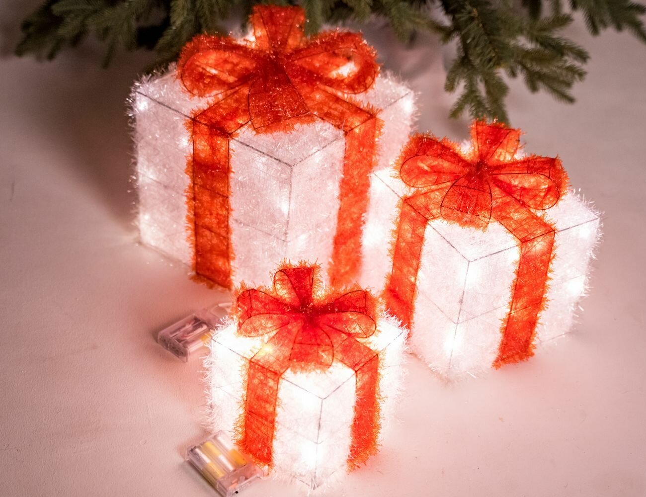 Kaemingk (Lumineo), Светящиеся подарочные коробки труа кадо с алыми бантами, тёплые белые LED-огни, 20-30 см, таймер, батарейки 480659