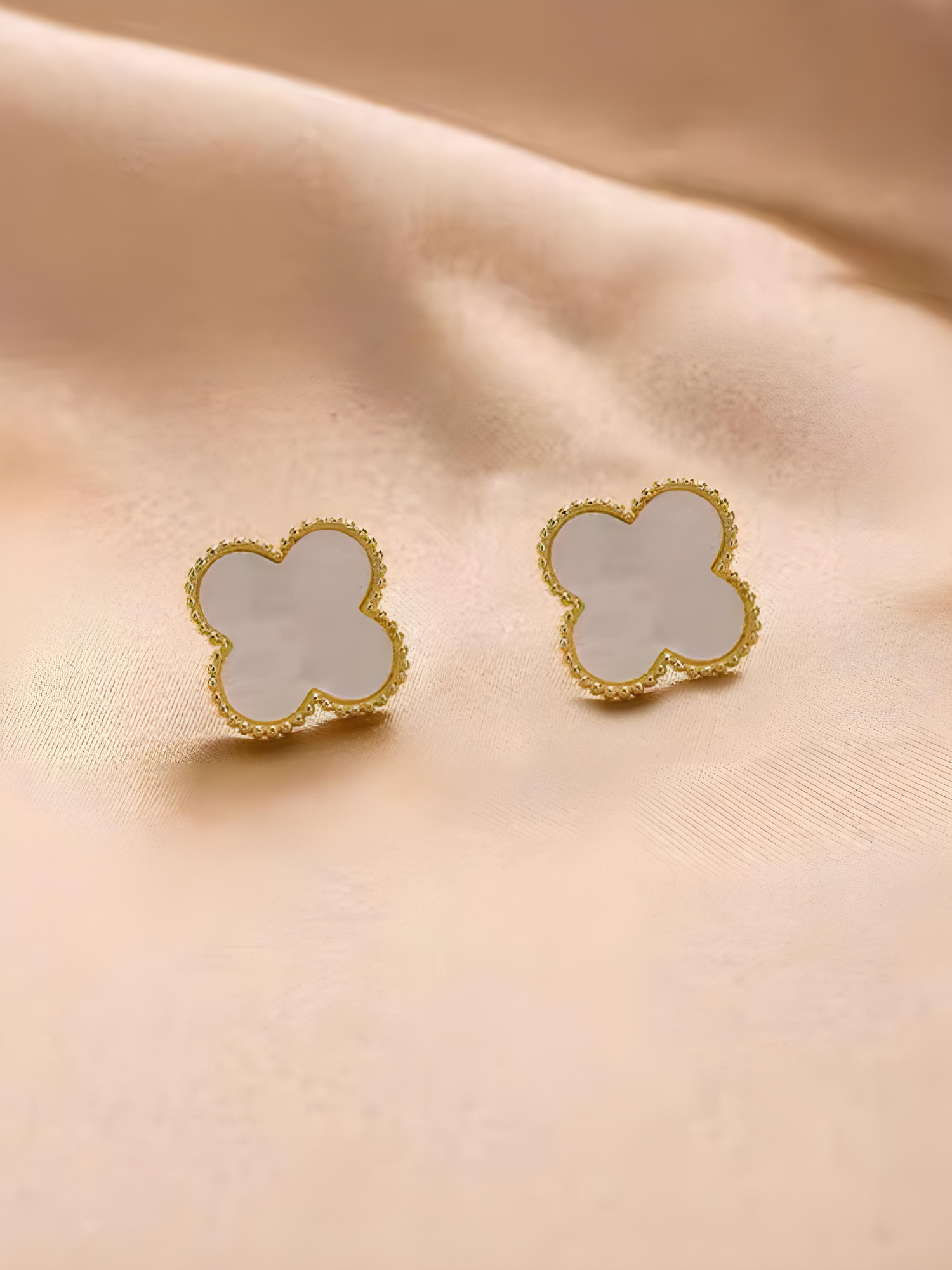 Серьги ROYAL JASMINE, славянский оберег, искусственный камень, размер 13 мм, белый в золоте — фото 1