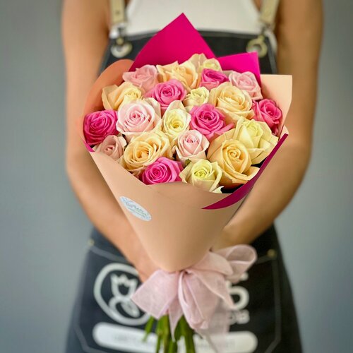 Изображение товара Букет из 21 нежной розы 50 см в стильной упаковке. «365 Поводов» - живые цветы с доставкой