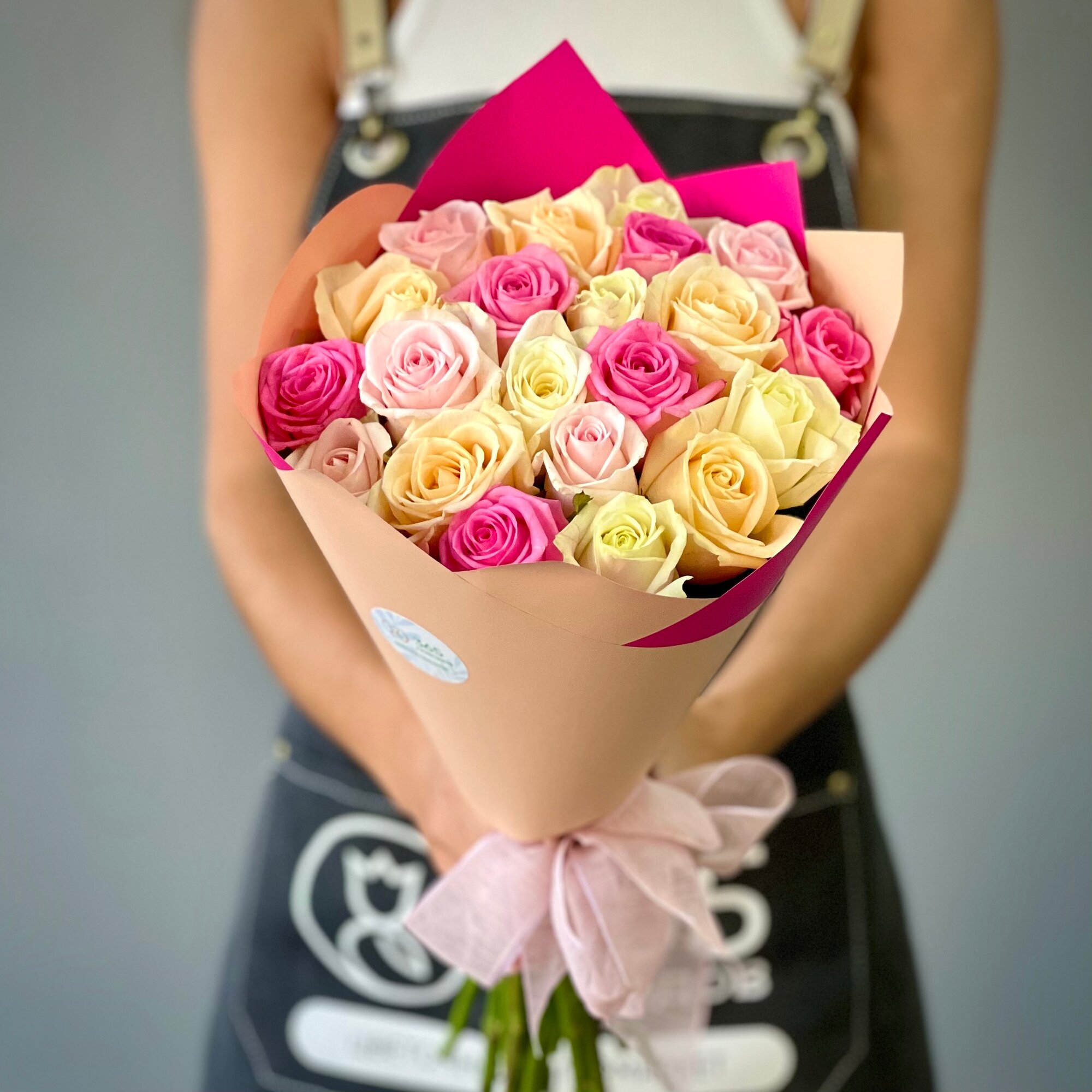 Букет из 21 нежной розы 50 см в стильной упаковке. «365 Поводов» - живые цветы с доставкой