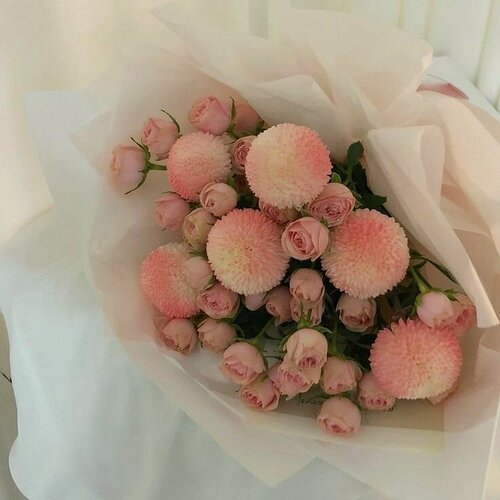 Изображение товара Букет живых цветов NURA FLOWERS, сборный 6 хризантем и 9 кустовых роз ", на стеблях, 15 цветов, персиковый