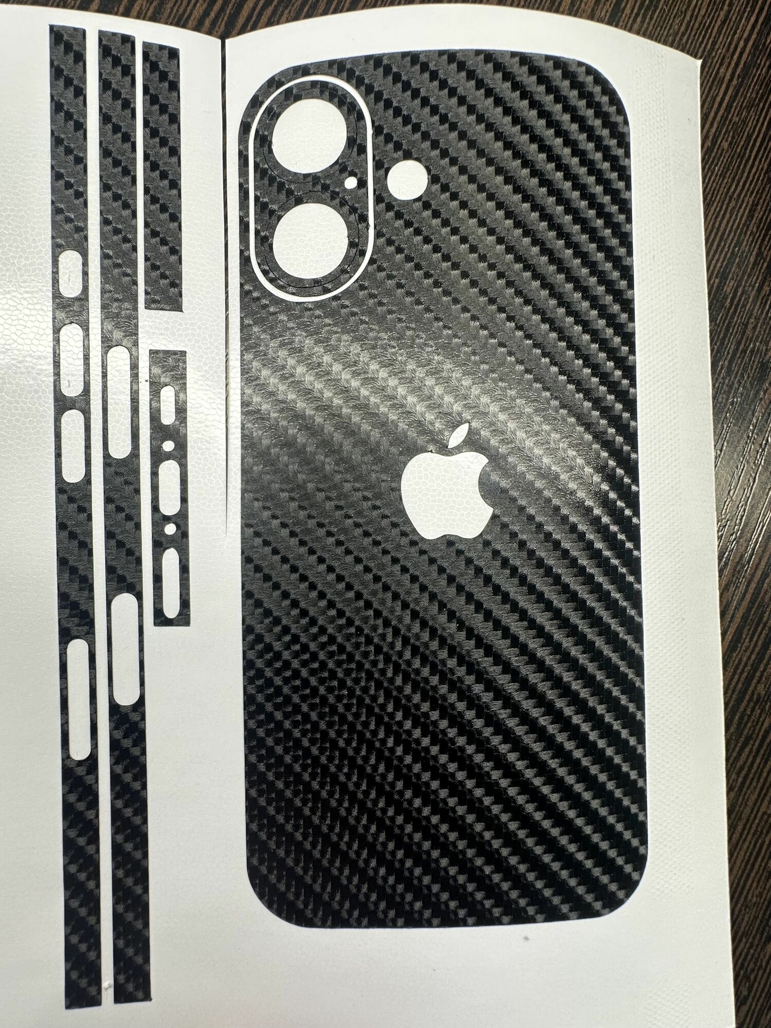 Пленка глянцевая Черный карбон комплект 360 для Apple iPhone 16 задняя крышка + бока