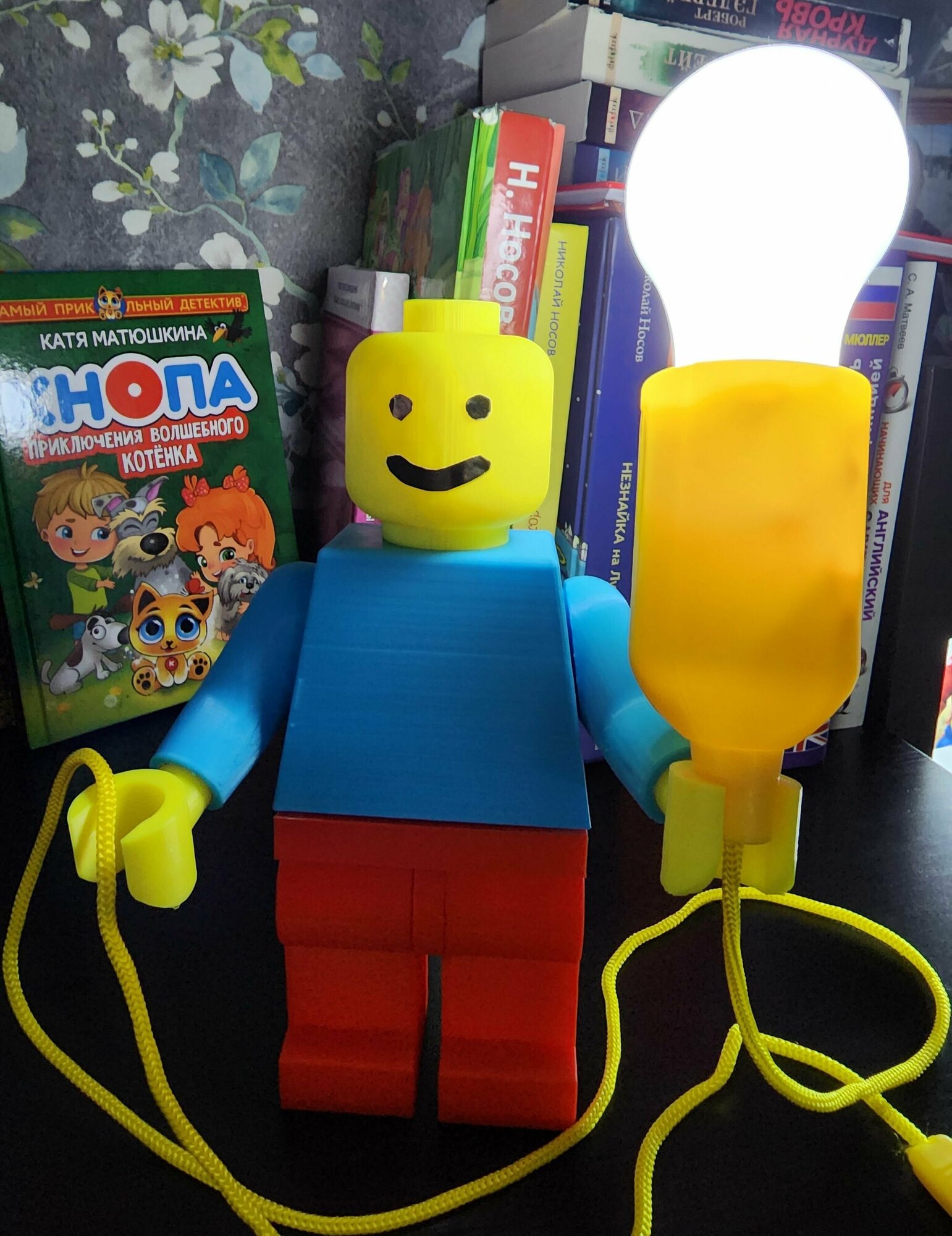 Лампа - ночник: 3 в 1 (лампа, игрушка, фонарик) в виде LEGO/Лего человечка - фотография № 9