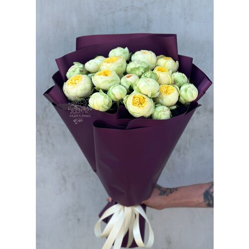 Букет из 11 кустовых пионовидных роз "Пиони Баблз" в дизайнерской упаковке / Радуга Букет
