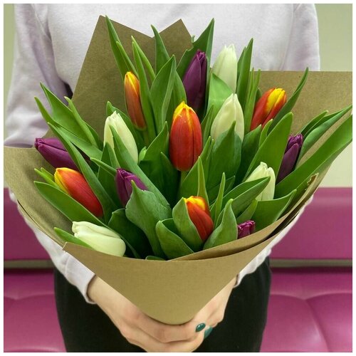 Букет шикарных разноцветных тюльпанов на 8 марта