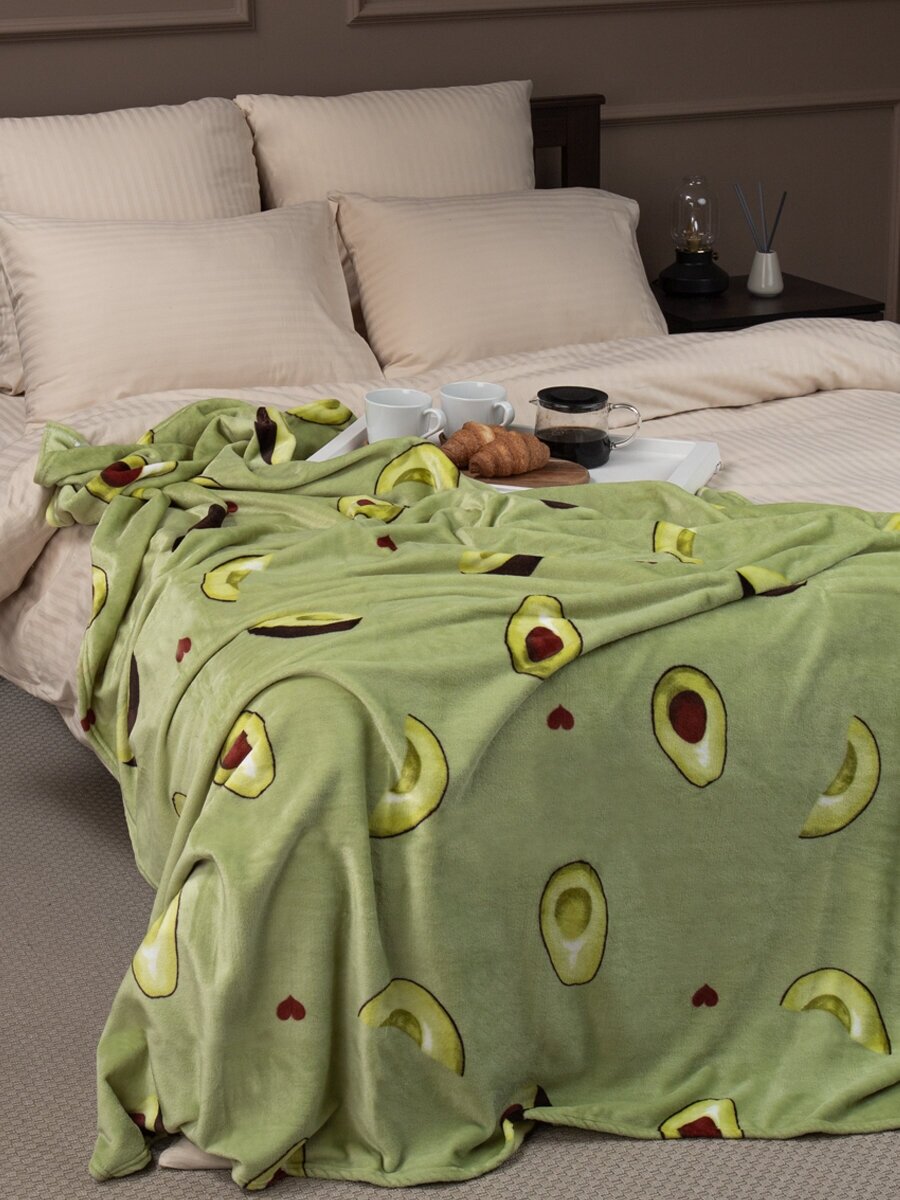 Плед TexRepublic Absolute 150х200 см, 1,5 спальный, велсофт, покрывало на диван, теплый, мягкий, зеленый с принтом авокадо - фотография № 3