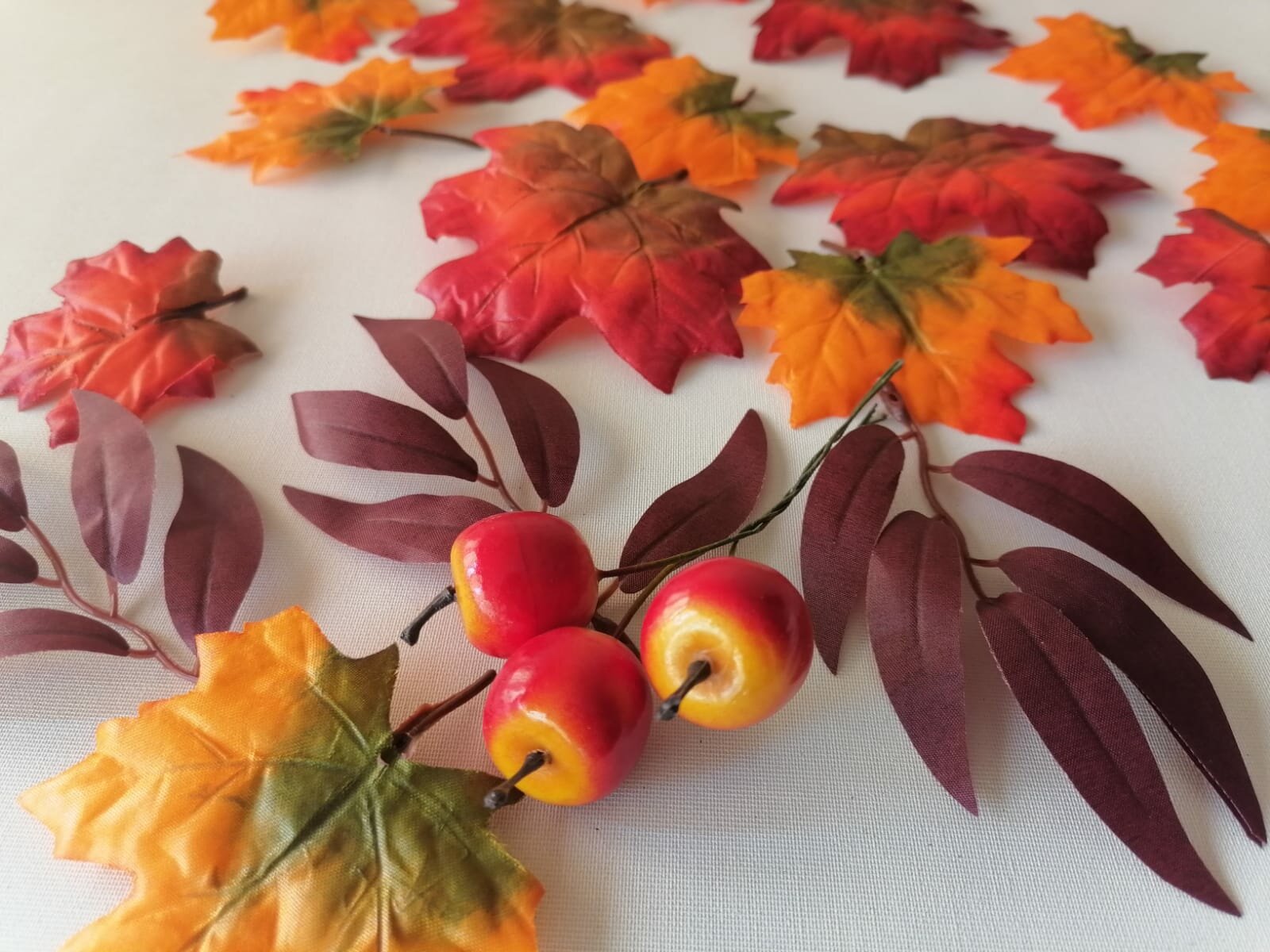 Набор "Осенний декор", 21 предмет. Искусственные листья клена, ивы и яблочки.