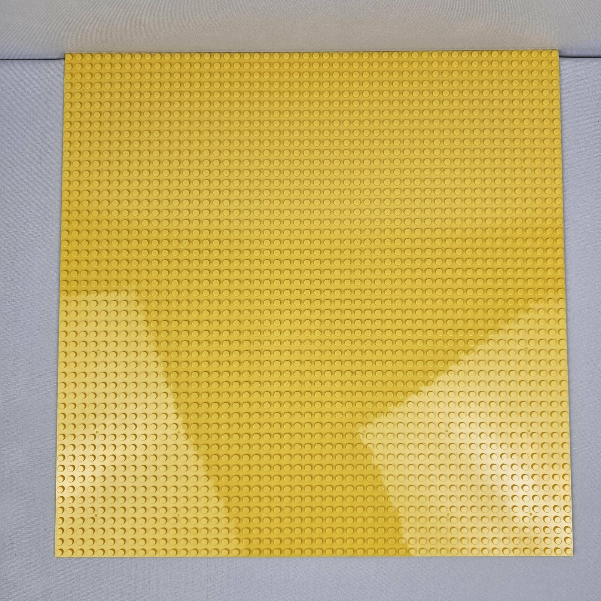 фото Большая строительная пластина - площадка для конструктора 40х40 см 50 на 50 точек желтая