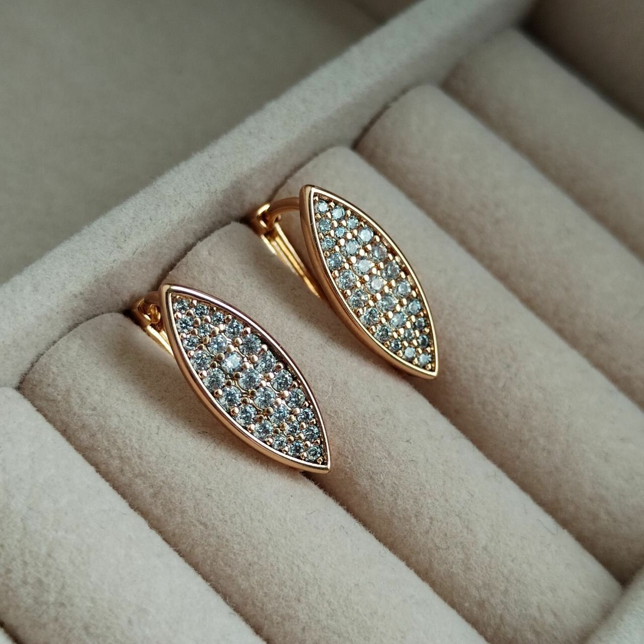 Серьги, искусственный камень, золотистый