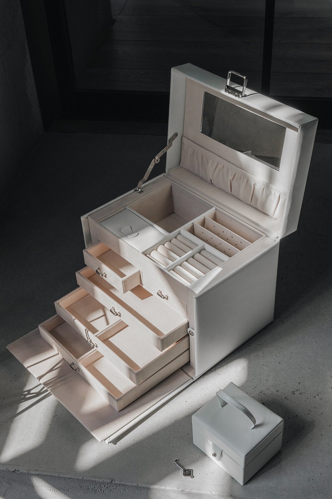 Шкатулка для украшений IsmatDecor S-700BN, универсальная большая, прямоугольная, белая, с ключиком — фото 1