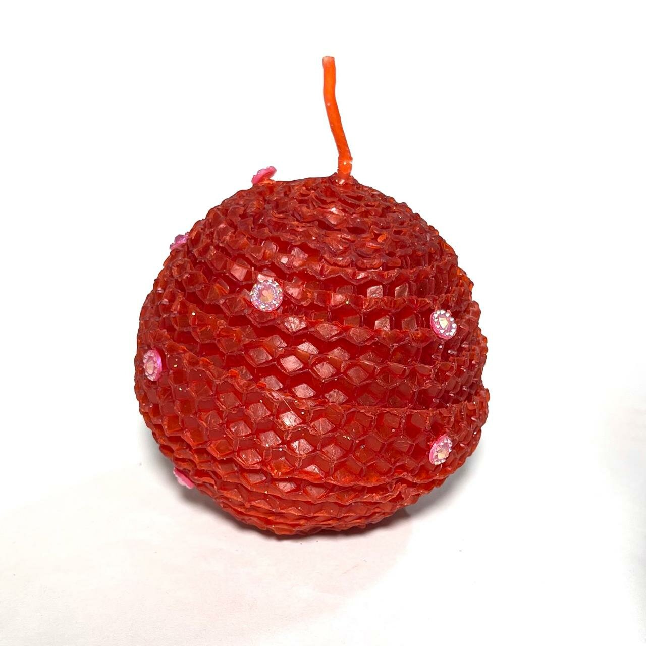 Свеча из красной вощины новогодний ШАР (7*7 см время горения 2 часа) Медовые свечи Сибири 1 шт.