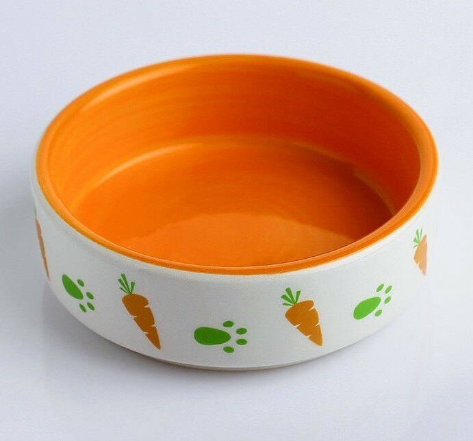 Миска керамическая для грызунов двухцветная с морковками, оранжево-белая, 8,8 х 8,8 х 3 см, 80 мл - фотография № 1