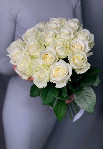 Изображение товара Букет свежесрезанных цветов из 19 веток белых роз под ленту 068