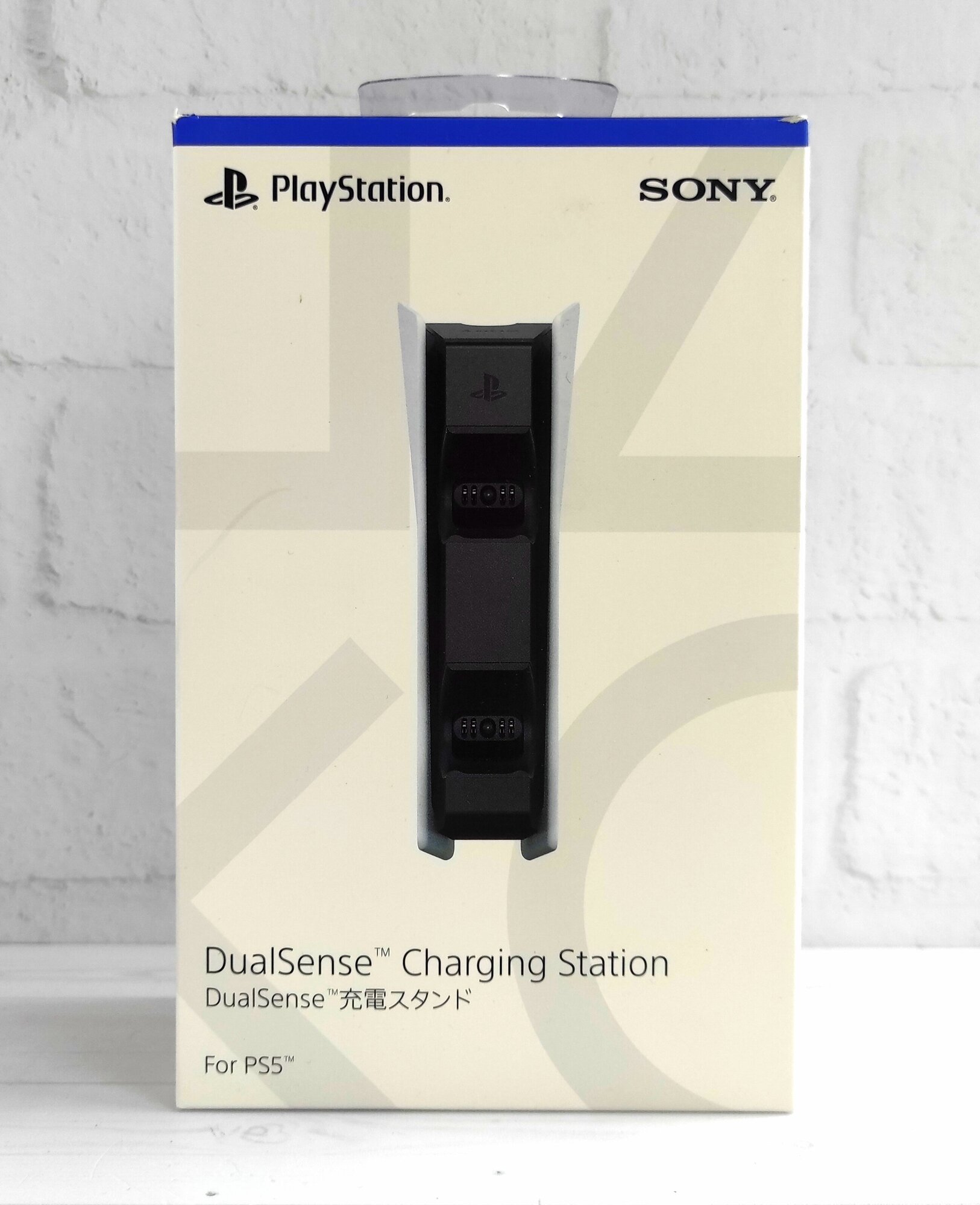 Sony зарядная станция DualSense на два геймпада для PS5, белый/черный, 1 шт. - фотография № 11