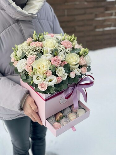 Изображение товара Шкатулка с цветами, 16 клубник в белом, розовом и фиолетовом шоколаде, кокос, белый рис, микс цветов, Shine 1, L