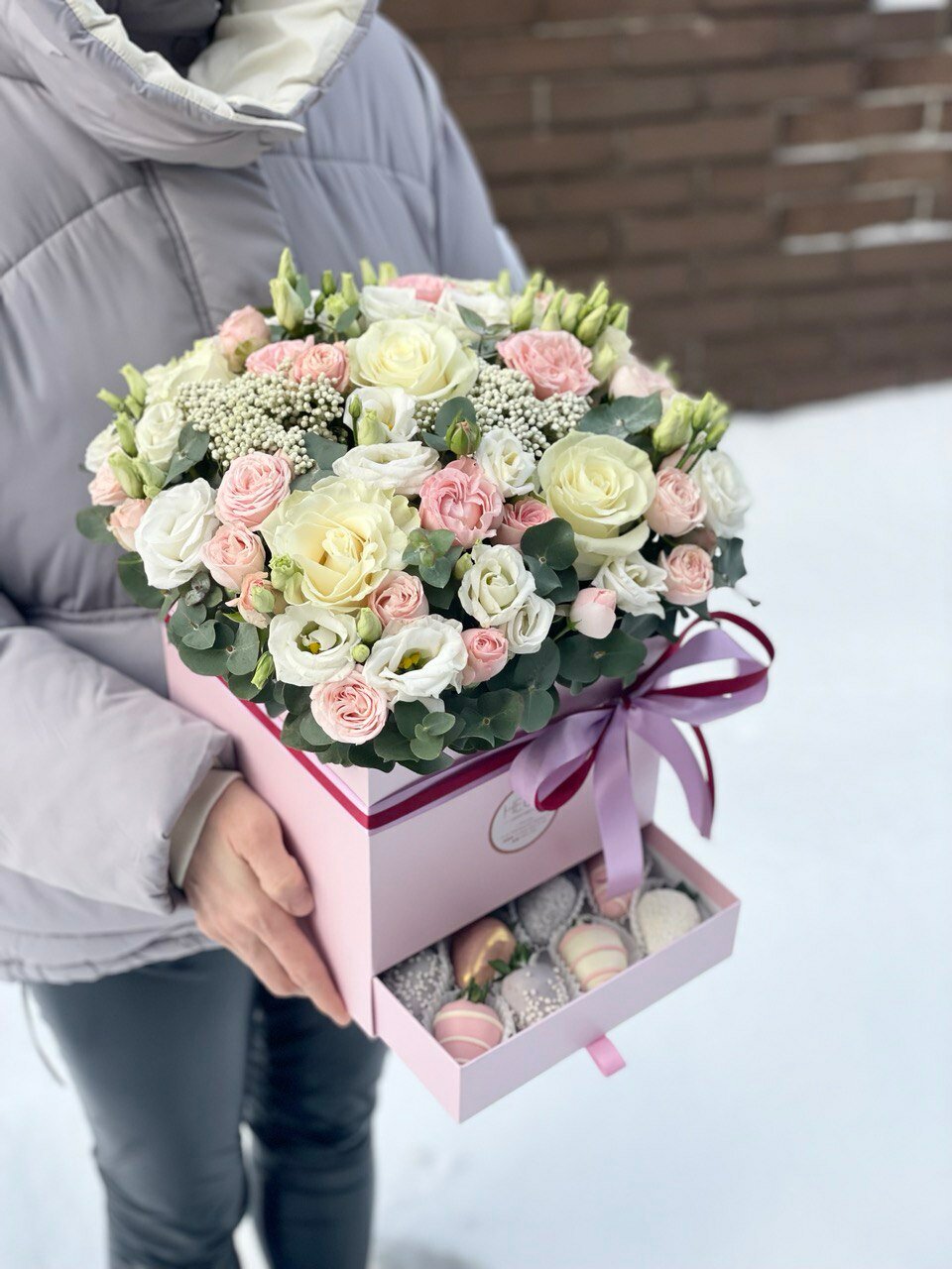 Букет-шкатулка Цветочный бар "НЕБО", L, 17 цветов, с клубникой в шоколаде