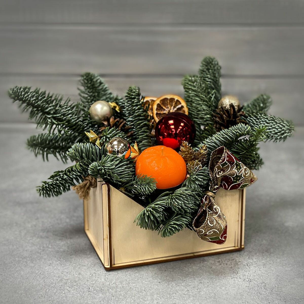 Новогодняя композиция натуральная хвоя в коробке 25х20 см