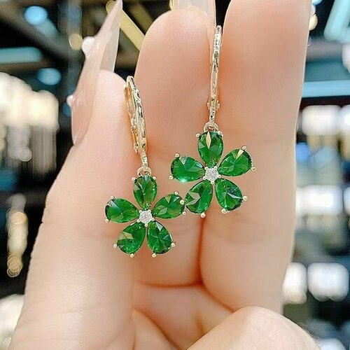 Серьги с подвесками фианит размер 30 мм зеленый в золоте 514₽