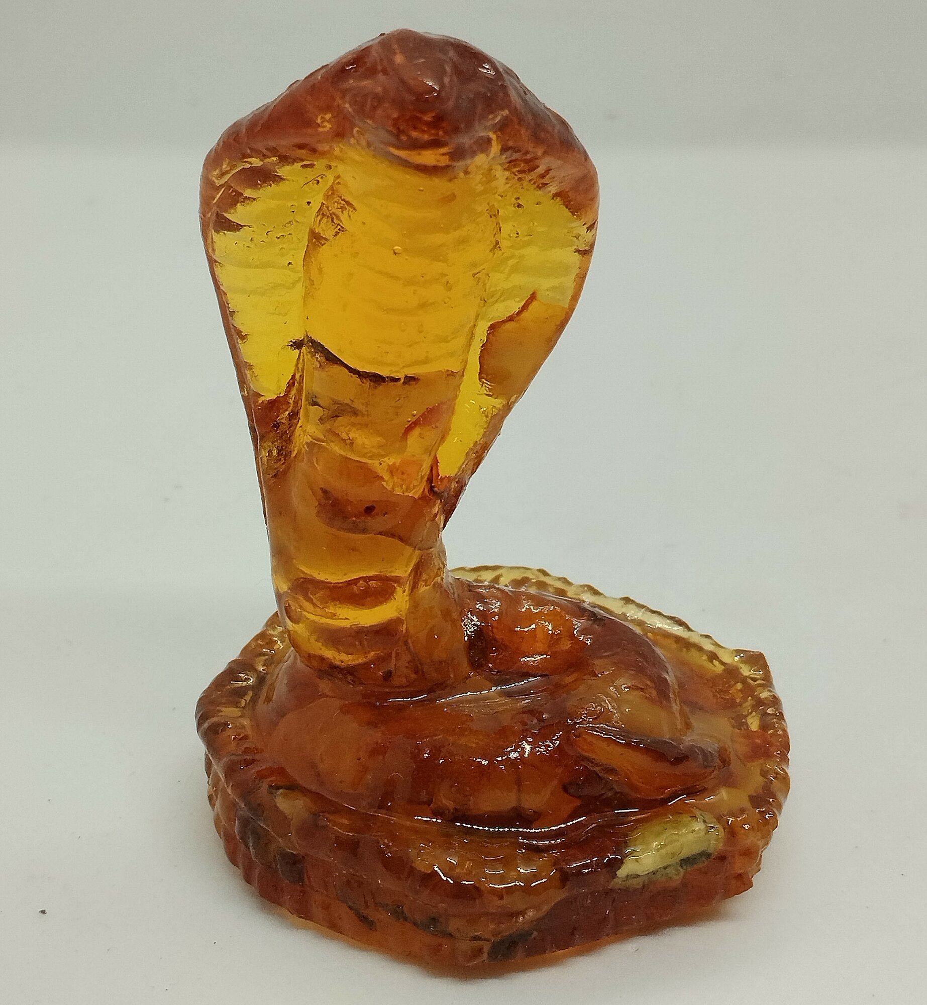 Янтарная фигурка Змея кобра с капюшоном, 53 г.