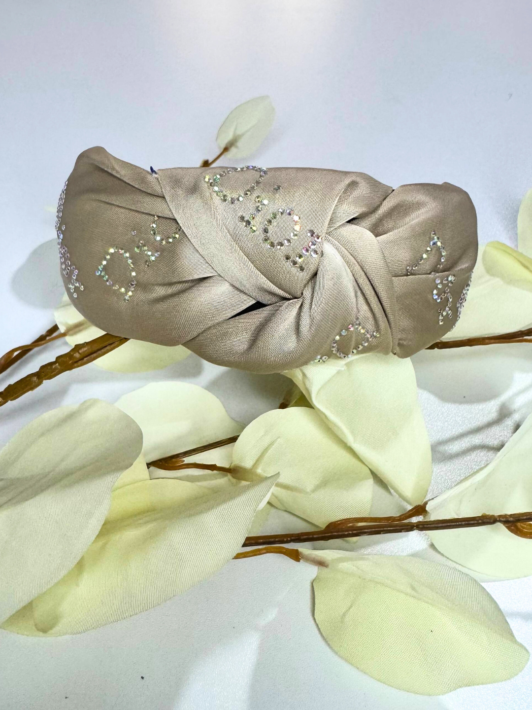 Элегантный женский атласный ободок с декоративным блеском — универсальный аксессуар для волос