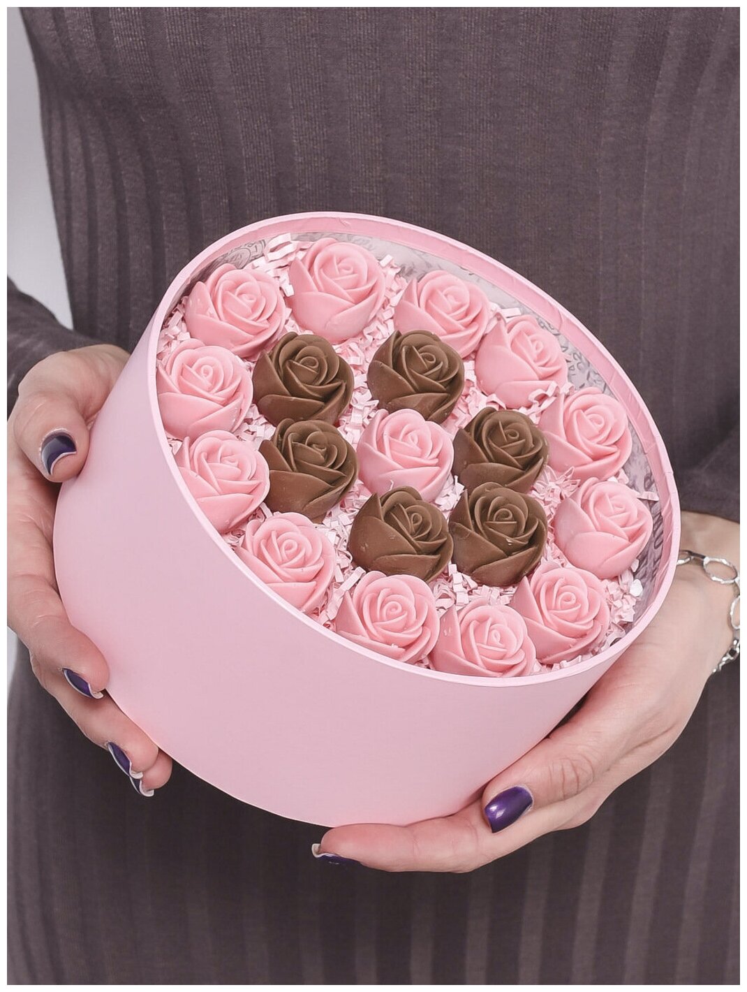 Шоколадные розы CHOCO STORY - 19 шт. в Розовой шляпной коробке, Розовый и Молочный Бельгийский шоколад с узором "Круг", 228 гр. Z19-R-RSH-O - фотография № 1