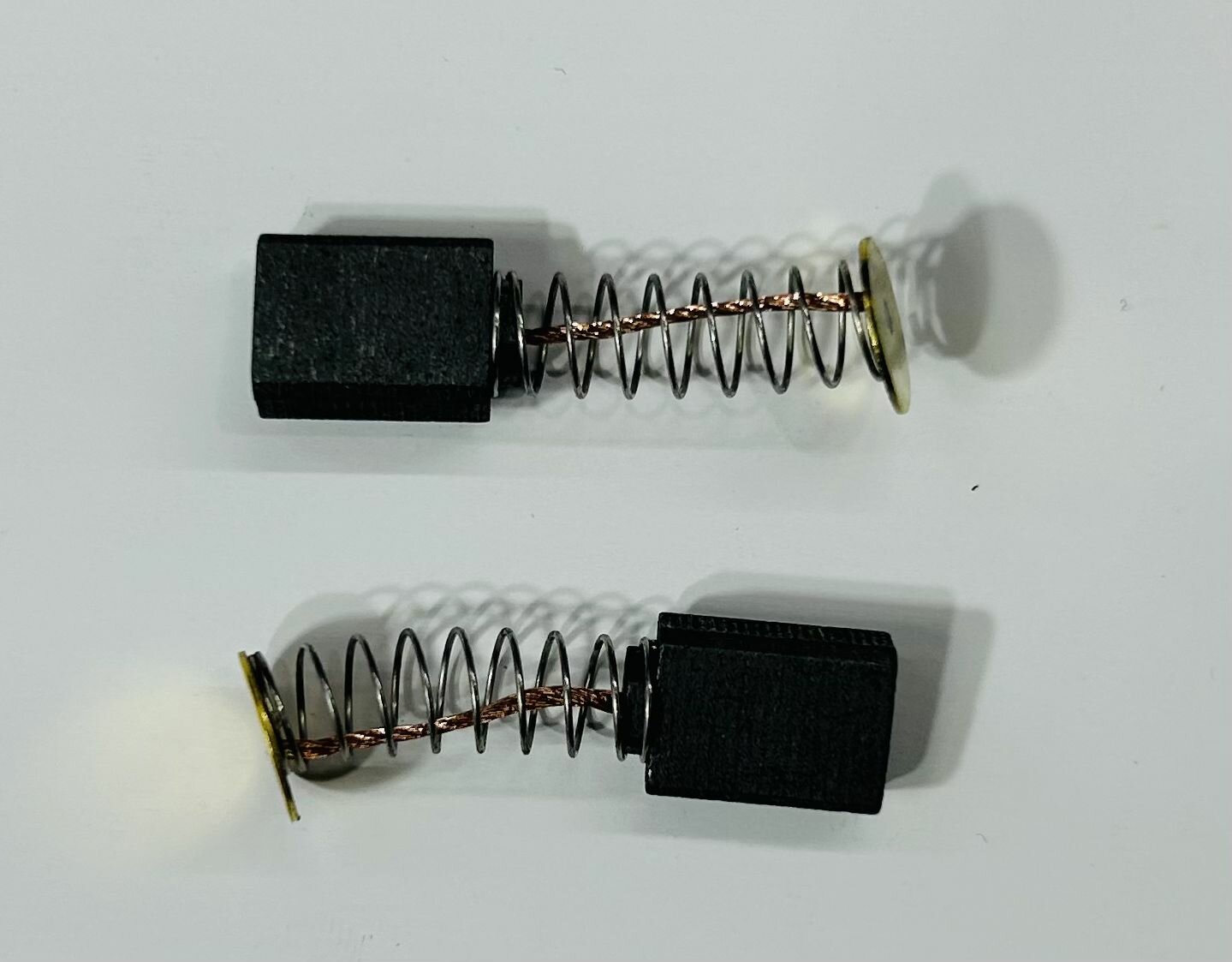 Электроугольные щетки CBSE-5x9x12 (570)(пружина пятак-уши) Подходит для Интерскол Р-82ТС