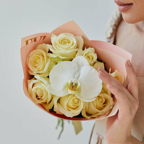 Букет живых цветов, белые розы с орхидеей 9 шт.
