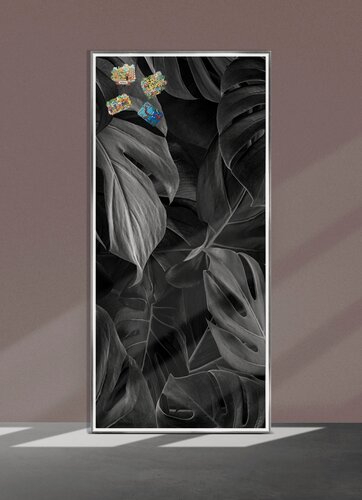 Изображение товара Магнитная настенная доска АртБорд "Монстера", 75х34 см, в тонком алюминиевом багете.