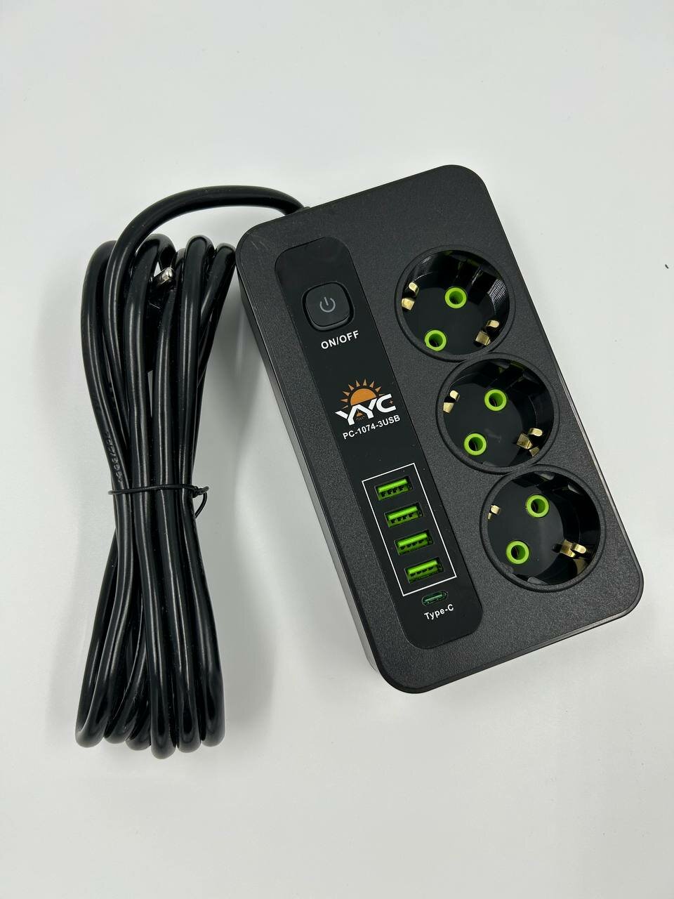 фото Удлинитель, сетевой фильтр с 3-мя розетками и 4-мя портами USB + Type-C с предохранителем